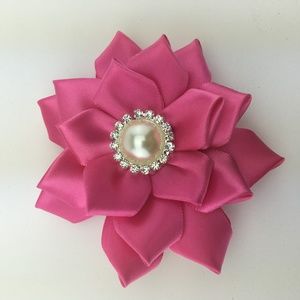 NWOT GIRLS HAIR CLIP with CENTERED PEARL RHINESTONES